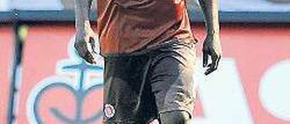 Nach unten. Asamoah könnte trotz Abstieg bei St. Pauli bleiben. Foto: Reuters