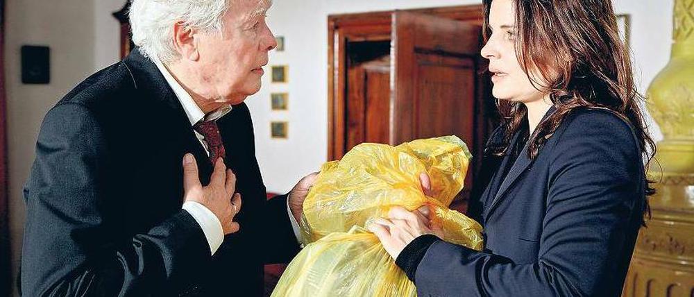 Jahrzehntelang haben alle weggeschaut, haben die pädophilen Neigungen von Studienrat Dr. Körbler (Peter Weck) ausgeblendet. Auch Sabine (Elisabeth Lanz) muss erkennen, wie dick die Mauer des Schweigens ist. Foto: MDR