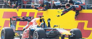 Begrüßung nach 58 Runden. Die Techniker des Red-Bull-Rennstalls empfangen Sebastian Vettel euphorisch nach dem Großen Preis der Türkei. Foto: AFP