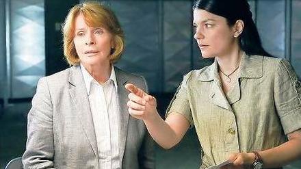 Münchner Spezl. Julia George (Jasmin Tabatabai, r.) ist für das Sicherheitskonzept der Geberkonferenz verantwortlich und bittet Kriminalrätin Prohaczek (Senta Berger), sich etwas zurückzuhalten. Seit 2002 ermittelt die Berger im Krimi „Unter Verdacht“. Foto: ZDF