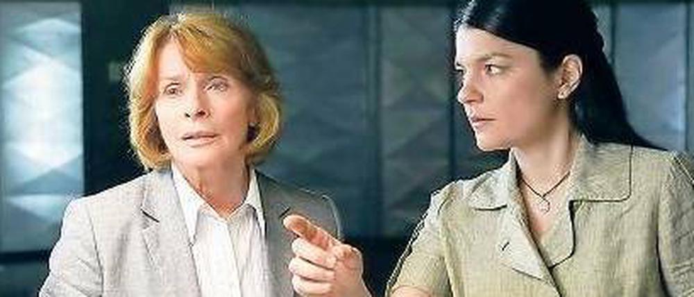 Münchner Spezl. Julia George (Jasmin Tabatabai, r.) ist für das Sicherheitskonzept der Geberkonferenz verantwortlich und bittet Kriminalrätin Prohaczek (Senta Berger), sich etwas zurückzuhalten. Seit 2002 ermittelt die Berger im Krimi „Unter Verdacht“. Foto: ZDF