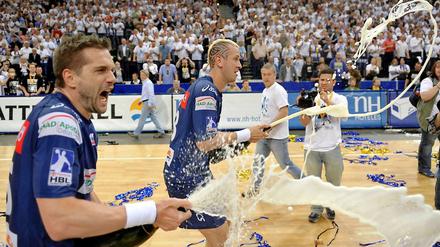 Hamburgs Guillaume Gille (l.) und Hamburgs Pascal Hens feiern die Meisterschaft. 