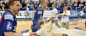 Hamburgs Guillaume Gille (l.) und Hamburgs Pascal Hens feiern die Meisterschaft. 