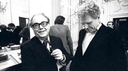 Leben, lustvoll! Max Frisch im Gespräch mit Tankred Dorst bei einem Suhrkamp-Empfang 1977 in Frankfurt. 
