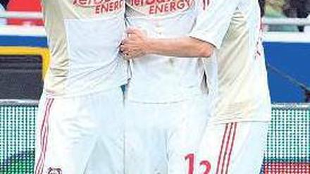 Freude hoch drei. Leverkusen bleibt durch den Sieg vor den Bayern. 