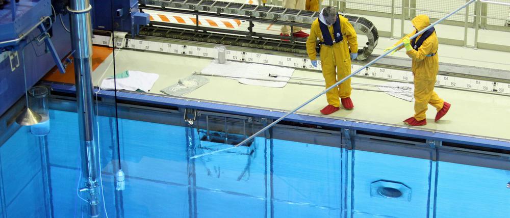 Mitarbeiter des Kernkraftwerks Krümmel bei Geesthacht bei Wartungsarbeiten.. 