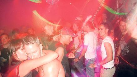 Ab geht’s. Im GMF legten DJs wie Paul van Dyk und Westbam auf und unter die Partypeople mischen sich schon mal Michael Stipe von R.E.M. oder Modemacher Jean Paul Gaultier.
