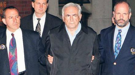 Dokument oder Zurschaustellung? In Frankreich wird diskutiert, ob Bilder von Dominique Strauss-Kahn in Handschellen (zweiter von rechts) gezeigt werden dürfen. 