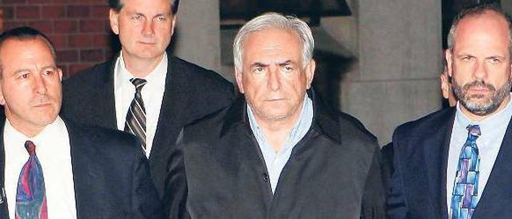 Dokument oder Zurschaustellung? In Frankreich wird diskutiert, ob Bilder von Dominique Strauss-Kahn in Handschellen (zweiter von rechts) gezeigt werden dürfen.