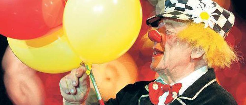 Schenk mir einen bunten Luftballon. Mit der Tournee des Russischen Staatscircus feiert der 80-jährige Oleg Popow zugleich sein 60. Manegenjubiläum.