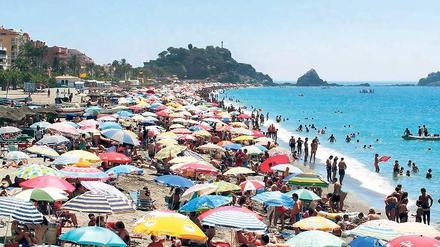 Hochsaison. In Europa ist ein Platz unterm Sonnenschirm dann rar – und hat seinen Preis. Foto: EFE/De Haro/dpa/tmn