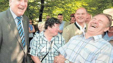 Gern der Volkstribun. Kaum eingetroffen am Freitag auf dem „Heiligen Berg“, plauscht der bayerische Ministerpräsident Seehofer erstmal fröhlich mit Bürgern. Die Mehrheit für seinen Kurs in der CSU muss er noch organisieren.