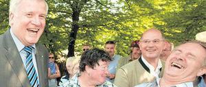 Gern der Volkstribun. Kaum eingetroffen am Freitag auf dem „Heiligen Berg“, plauscht der bayerische Ministerpräsident Seehofer erstmal fröhlich mit Bürgern. Die Mehrheit für seinen Kurs in der CSU muss er noch organisieren.