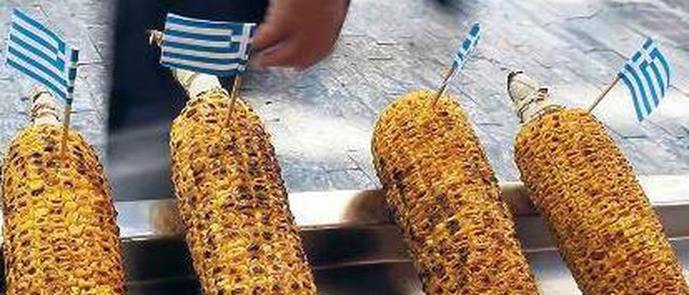 Griechenland ist angebrannt. Nach dem Willen der EU–Finanzminister sollen die Griechen noch mehr sparen – und Teile ihres Staatsvermögens verkaufen.