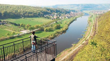 Luftiger Ausguck. Der „Skywalk“ über den Hannoverschen Klippen wurde gerade erst eröffnet – und bietet einen großartigen Blick über die Weser. 