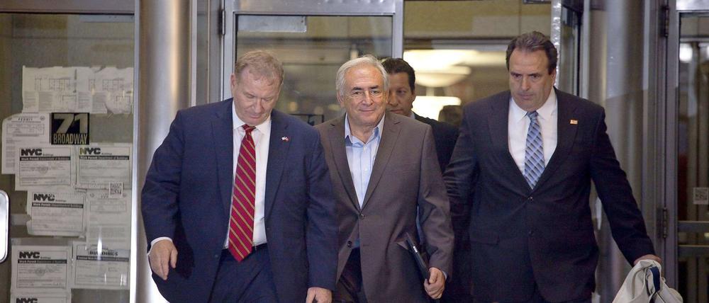 Dominique Strauss-Kahn (M.) steht in New York unter Hausarrest. Sein erstes Apartment musste er verlassen, weil sich die Nachbarn wegen des Rummels um den unter Vergewaltigungsverdacht stehenden scheidenden IWF-Chef belästigt fühlten.