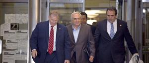 Dominique Strauss-Kahn (M.) steht in New York unter Hausarrest. Sein erstes Apartment musste er verlassen, weil sich die Nachbarn wegen des Rummels um den unter Vergewaltigungsverdacht stehenden scheidenden IWF-Chef belästigt fühlten.