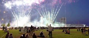  Nächster Halt: Hauptbahnhof. Zum Fünfjährigen gab's noch ein Fest - und bemerkenswertes Wetter, wenn man sich die kurzen Hosen anschaut, nicht wahr? Zum Siebenjährigen im Mai 2013 war's trüb. Nass. Grau. Kalt. Ach, egal. 