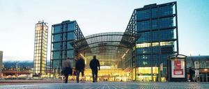 Da ist das Ding. Mit seiner einzigartigen Architektur verschafft sich der Hauptbahnhof Geltung, auch weil es in seiner Umgebung noch viel Freiraum zur Entfaltung gibt, wenn man es mal so pathetisch-nett formulieren möchte. Aber es ist ja auch Geburtstag. Außerdem passiert ja einiges ... dazu kommen wir jetzt.