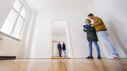 Bei der Wohnungsbesichtigung sollte man vor dem Kauf einen Sachverständigen hinzuziehen.