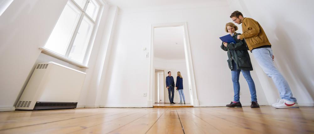Bei der Wohnungsbesichtigung sollte man vor dem Kauf einen Sachverständigen hinzuziehen.