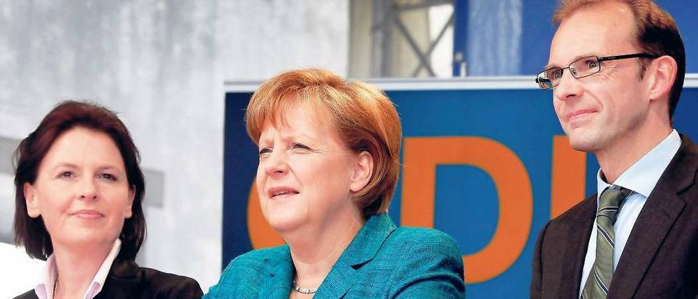 Autsch, das tut weh. Die Bremer CDU – hier Spitzenkandidatin Mohr-Lüllmann, Fraktions- und Landeschef Röwekamp und Kanzlerin Merkel während des Wahlkampfs – hat in Bremen ihr schlechtestes Ergebnis seit 1959 erzielt. Foto: dapd