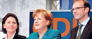 Autsch, das tut weh. Die Bremer CDU – hier Spitzenkandidatin Mohr-Lüllmann, Fraktions- und Landeschef Röwekamp und Kanzlerin Merkel während des Wahlkampfs – hat in Bremen ihr schlechtestes Ergebnis seit 1959 erzielt. Foto: dapd