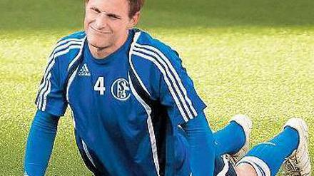 Steh auf, wenn du Schalker bist. Integrationsfigur Benedikt Höwedes dürfte bald zum Kapitän aufsteigen.