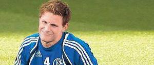 Steh auf, wenn du Schalker bist. Integrationsfigur Benedikt Höwedes dürfte bald zum Kapitän aufsteigen. 