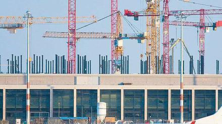 Kurz vorm Start. Am 3. Juni 2012 soll der neue Flughafen in Schönefeld eröffnen. Lufthansa-Chef Christoph Franz machte kürzlich noch einmal deutlich, dass BBI kein Drehkreuz für seinen Konzern werden soll. Sein Vorgänger Heinz Ruhnau sah dafür vor 20 Jahren durchaus Potenzial in der Region – aber nur am Standort Sperenberg. Doch dafür fehlte die politische Unterstützung. Foto: dpa/Pleul