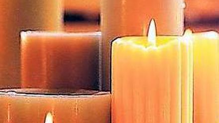 Dann gehen die Lichter aus. Oder auch nicht. Ob das Stromnetz zusammenbricht, weil es zu wenig Atomstrom gibt, ist umstritten. Wenn doch, helfen nur noch Kerzen. 