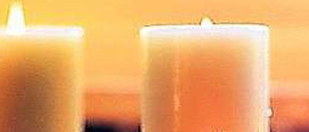 Dann gehen die Lichter aus. Oder auch nicht. Ob das Stromnetz zusammenbricht, weil es zu wenig Atomstrom gibt, ist umstritten. Wenn doch, helfen nur noch Kerzen. 