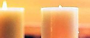 Dann gehen die Lichter aus. Oder auch nicht. Ob das Stromnetz zusammenbricht, weil es zu wenig Atomstrom gibt, ist umstritten. Wenn doch, helfen nur noch Kerzen. 