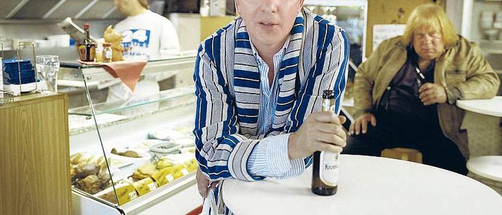 Angedittscht. Im Bademantel an der Theke der Grillstation in Hamburg-Eppendorf – so kann man Olli Dittrich jeden Sonntag im WDR erleben. Foto: Promo