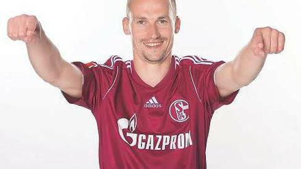 Ein Traum in Pink. Mit grellen Trikots läuft Schalke heute auf, den Fans läuft’s kalt den Rücken runter.