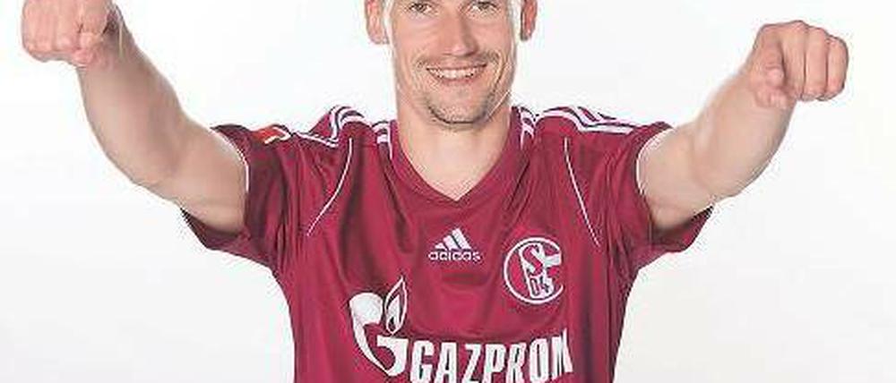 Ein Traum in Pink. Mit grellen Trikots läuft Schalke heute auf, den Fans läuft’s kalt den Rücken runter.
