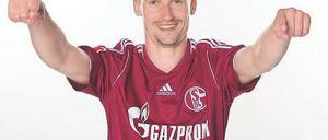 Ein Traum in Pink. Mit grellen Trikots läuft Schalke heute auf, den Fans läuft’s kalt den Rücken runter. 