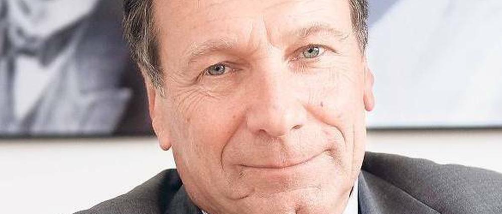 Ein Genosse und seine Vorbilder. Klaus Ernst vor den Porträts von Karl Liebknecht und Rosa Luxemburg in seinem Büro in der Berliner Parteizentrale. 