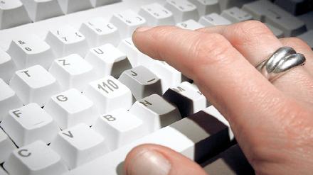 Neuland. Excel gehört inzwischen zur Grundausstattung eines jeden Lebenslaufs, sagen Karriereexperten. Trotzdem haben viele Probleme mit dem Programm für Tabellenkalkulation. Und das Kursangebot boomt. Foto: Picture-Alliance