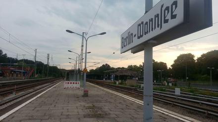 Früher hielten hier die Intercitys, die ICEs, seit 1998 hält hier kein Fernzug mehr - und im Herbst 2014 auch keine Regionalbahn mehr. Es wird immer stiller in Wannsee, der Station mit den alten Schildern und dem Gras auf dem Bahnsteig. 