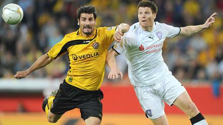 Dresdens Cristian Fiel (l) im Kopfballduell mit Osnabrücks Niels Hansen.