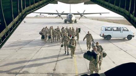 Teurer Stützpunkt: Bundeswehrsoldaten steigen im usbekischen Termes in eine Transall-Maschine ein, die sie nach Afghanistan bringen soll. Den Flugplatz in dem zentralasiatischen Land nutzen die Deutschen bereits seit 2002. Foto: Rainer Jensen/dpa