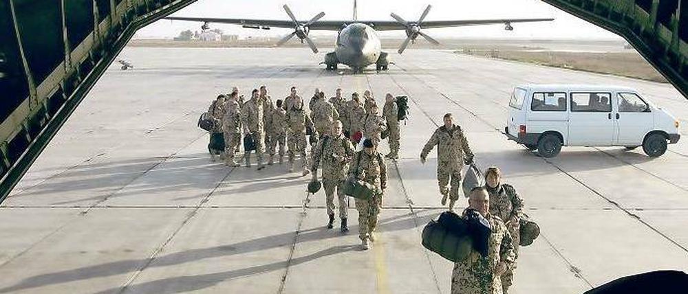 Teurer Stützpunkt: Bundeswehrsoldaten steigen im usbekischen Termes in eine Transall-Maschine ein, die sie nach Afghanistan bringen soll. Den Flugplatz in dem zentralasiatischen Land nutzen die Deutschen bereits seit 2002. Foto: Rainer Jensen/dpa