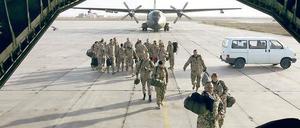 Teurer Stützpunkt: Bundeswehrsoldaten steigen im usbekischen Termes in eine Transall-Maschine ein, die sie nach Afghanistan bringen soll. Den Flugplatz in dem zentralasiatischen Land nutzen die Deutschen bereits seit 2002. Foto: Rainer Jensen/dpa