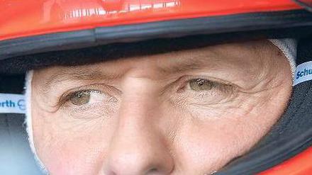 Das ist nicht mehr Michael. Während die gesamte Formel 1 ihren einstigen Helden mit seinem „Ablaufdatum“ versieht und seinen Rücktritt herbeiredet, reift in Michael Schumacher langsam die Erkenntnis eigener Fehlbarkeit. Das immerhin hat sein Comeback gebracht. Foto: dpa