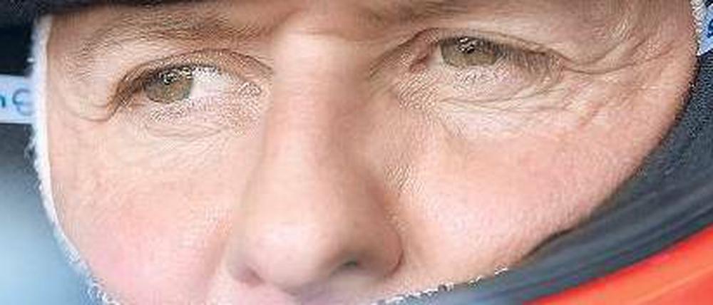 Das ist nicht mehr Michael. Während die gesamte Formel 1 ihren einstigen Helden mit seinem „Ablaufdatum“ versieht und seinen Rücktritt herbeiredet, reift in Michael Schumacher langsam die Erkenntnis eigener Fehlbarkeit. Das immerhin hat sein Comeback gebracht. Foto: dpa