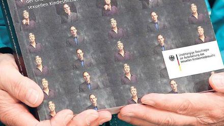 Katalog voller Forderungen. Christine Bergmann, unabhängige Beauftragte der Bundesregierung zur Aufarbeitung des sexuellen Kindesmissbrauchs, hat der Politik Empfehlungen zur Hilfe von Missbrauchs-Opfern übergeben. Ihre Arbeit ist damit beendet. Foto: dadp