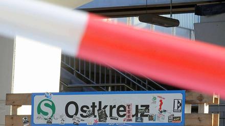 Absperrband versperrt am Montag (23.05.2011) am S-Bahnhof Ostkreuz in Berlin die Treppen zum leeren Bahnsteig, nachdem der Bahnverkehr im Ostteil der Stadt zusammengebrochen war. 