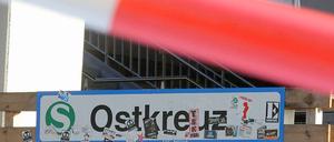 Absperrband versperrt am Montag (23.05.2011) am S-Bahnhof Ostkreuz in Berlin die Treppen zum leeren Bahnsteig, nachdem der Bahnverkehr im Ostteil der Stadt zusammengebrochen war. 