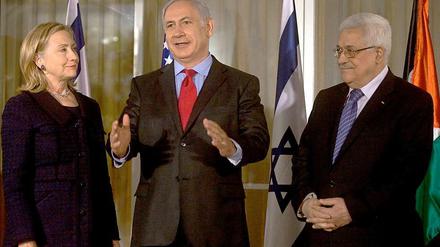 Im vergangenen Jahr sprachen sie noch zusammen, wenn auch unter dem Druck der USA: Israels Premier Netanjahu (M.) und Palästinenser-Präsident Abbas (r.).